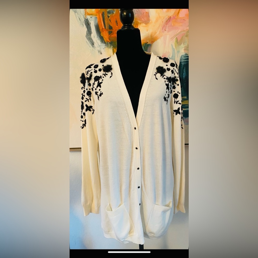 Elegant wool Oscar de la Renta Cream Cardigan with Black Floral Embroidery